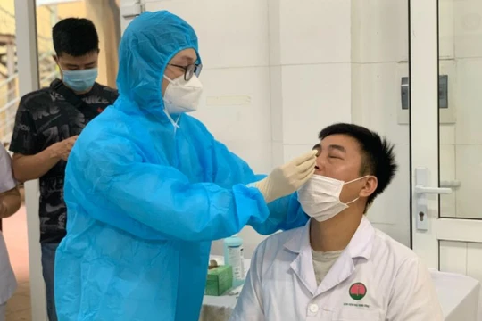 Các bác sĩ ở Bệnh viện Phổi Trung ương được lấy mẫu xét nghiệm COVID-19 (Ảnh - BVCC) 