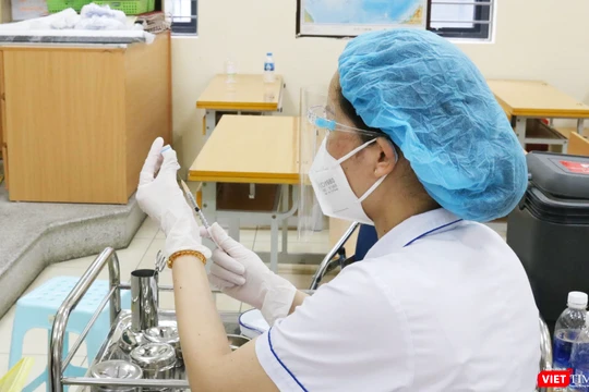 Nhân viên y tế chuẩn bị tiêm vaccine COVID-19 (Ảnh - Minh Thuý) 