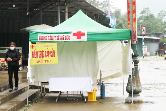 Điểm trực cấp cứu Bến Trò ngay cạnh cổng soát vé Chùa Hương không 1 bóng người (Ảnh - Minh Thuý) 