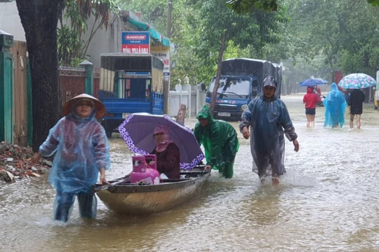 Người dân ở Huế di chuyển trong bão lũ (Ảnh: baothuathienhue.vn) 
