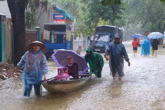 Người dân ở Huế di chuyển trong bão lũ (Ảnh: baothuathienhue.vn) 