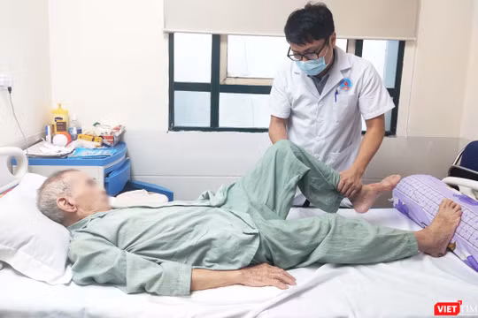 BS. Nguyễn Thanh Sơn – Khoa Ngoại Thần kinh – Chấn thương Chỉnh hình, Bệnh viện Hữu Nghị thăm khám cho bệnh nhân. Ảnh: Minh Thúy 