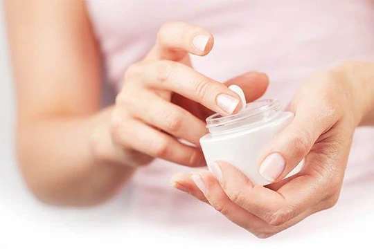 Người dân cần cẩn trọng khi sử dụng các loại kem dưỡng trắng da, chống nắng (Ảnh minh hoạ) 