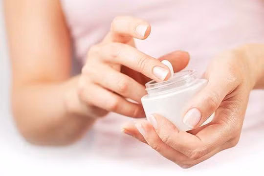 Người dân cần cẩn trọng khi sử dụng các loại kem dưỡng trắng da, chống nắng (Ảnh minh hoạ) 