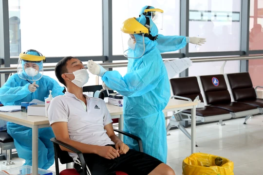 Nhân viên y tế lấy mẫu xét nghiệm cho người dân (Ảnh - SYTHN) 