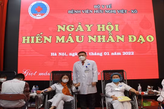 PGS.TS. Nguyễn Thanh Hà -Giám đốc Bệnh viện Hữu Nghị động viên các cán bộ đoàn viên người lao động BV tham gia hiến máu tại BV (Ảnh - BVCC)