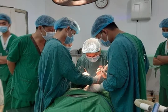 Các bác sĩ phẫu thuật cho bé trai 12 tuổi bị que gỗ đâm xuyên cổ (Ảnh: BVĐK tỉnh Sơn La) 