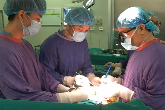 Các bác sĩ tại Bệnh viện Hữu nghị Việt Đức ghép thận cho bệnh nhân thứ 1.000 (Ảnh: BVCC) 