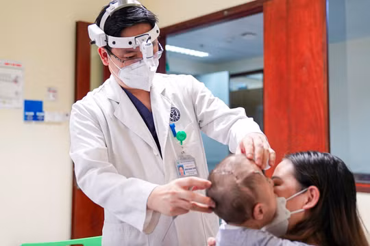 Bác sĩ khám cho bé M. (Ảnh - BVCC) 