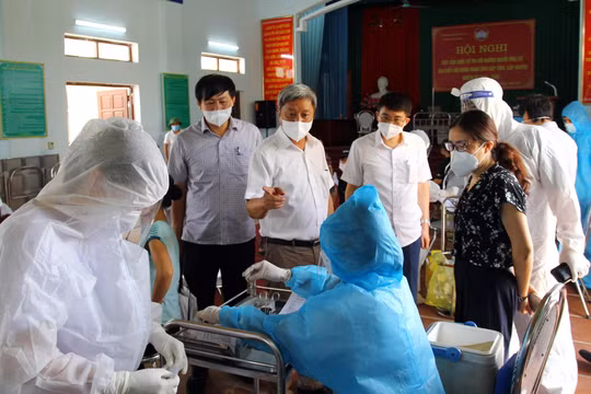 Thứ trưởng Bộ Y tế Nguyễn Trường Sơn và lãnh đạo Sở Y tế Bắc Giang kiểm tra công tác tiêm chủng tại huyện Lạng Giang (Ảnh - Đức Duy)