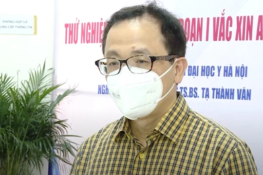 GS. TS. Tạ Thành Văn – Chủ tịch Hội đồng Trường Đại học Y Hà Nội, nghiên cứu viên chính của chương trình thử nghiệm lâm sàng vaccine ARCT-154 phòng COVID-19 (Ảnh VT cắt từ clip)