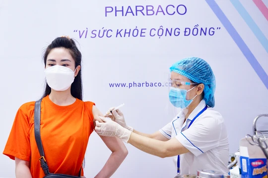 Nhân viên y tế tiêm vaccine phòng COVID-19 cho người dân (Ảnh - Pharbaco) 