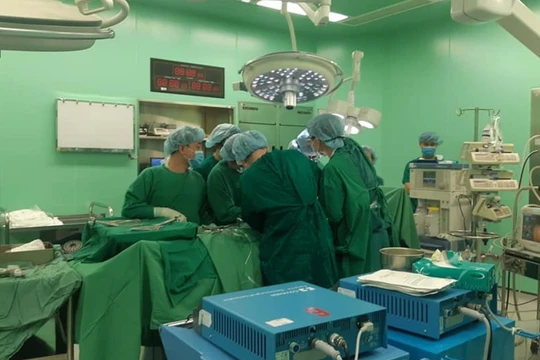 Các bác sĩ phẫu thuật ghép tạng tại Bệnh viện Bà Rịa (Ảnh: TTĐP Ghép tạng Quốc gia) 