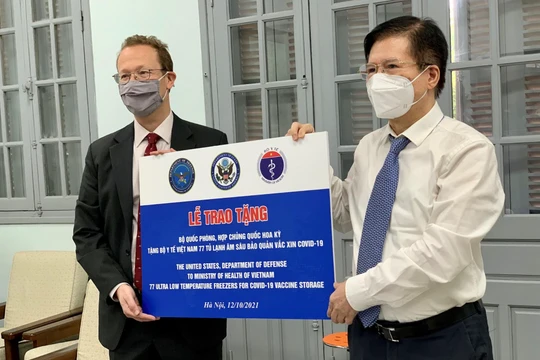 Thứ trưởng Bộ Y tế Trương Quốc Cường tiếp nhận tủ lạnh âm sâu của Hoa Kỳ tặng Việt Nam để lưu trữ vaccine COVID-19 (Ảnh - ĐSQHK)