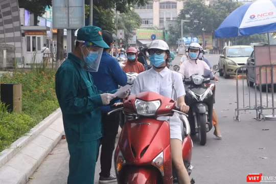 Người dân xếp hàng dài chờ kiểm tra giấy tờ ở chốt kiểm soát phòng, chống dịch COVID-19 (Ảnh - Minh Thuý) 