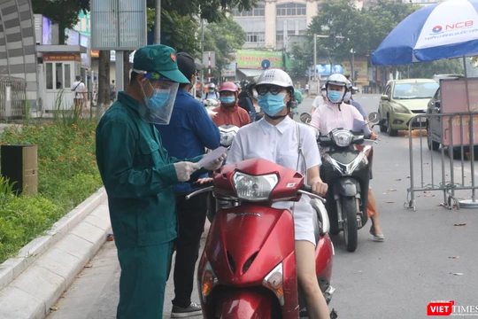 Người dân xếp hàng dài chờ kiểm tra giấy tờ ở chốt kiểm soát phòng, chống dịch COVID-19 (Ảnh - Minh Thuý) 