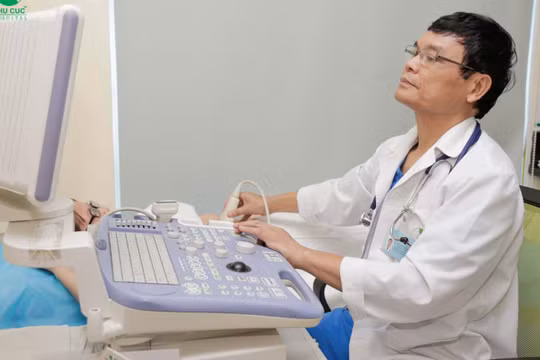 Bác sĩ khám bệnh cho bệnh nhân viêm gan (Ảnh: Bệnh viện Đa khoa Quốc tế Thu Cúc)