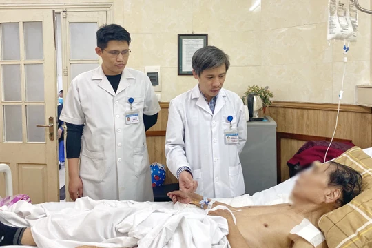 Bác sĩ thăm hỏi sức khỏe bệnh nhân sau mổ. Ảnh: BVCC