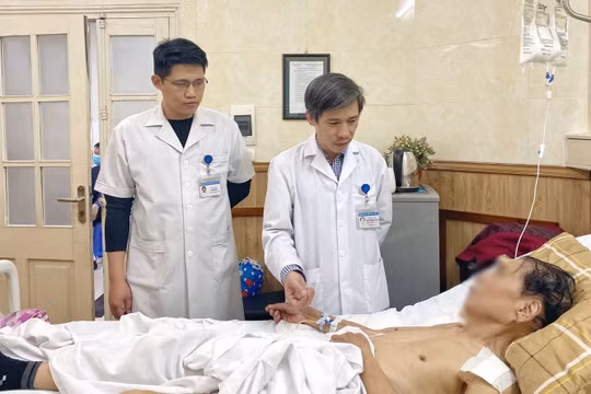 Bác sĩ thăm hỏi sức khỏe bệnh nhân sau mổ. Ảnh: BVCC