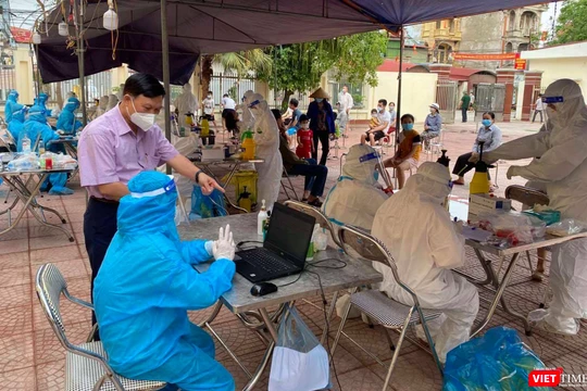 PGS. TS. Trần Quý Tường trực tiếp chỉ đạo công tác ứng dụng công nghệ thông tin trong phòng, chống dịch COVID-19 (Ảnh - NVCC) 