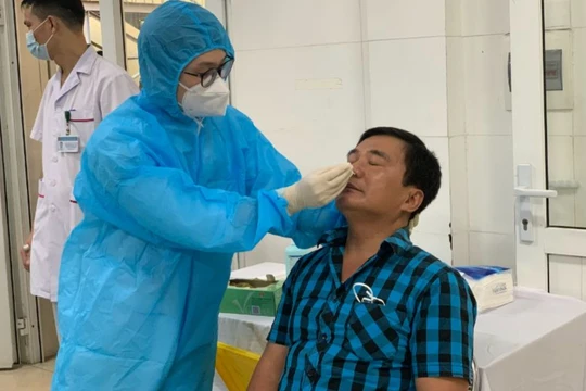 Nhân viên y tế lấy mẫu xét nghiệm COVID-19 cho viên chức, người lao động, bác sĩ ở Bệnh viện Phổi Trung ương (Ảnh - BVCC) 