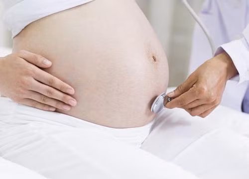 Bác sĩ khám cho sản phụ (Ảnh minh hoạ) 