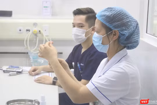 Nhân viên y tế chuẩn bị tiêm vaccine phòng COVID-19 của AstraZeneca (Ảnh - Minh Thuý) 