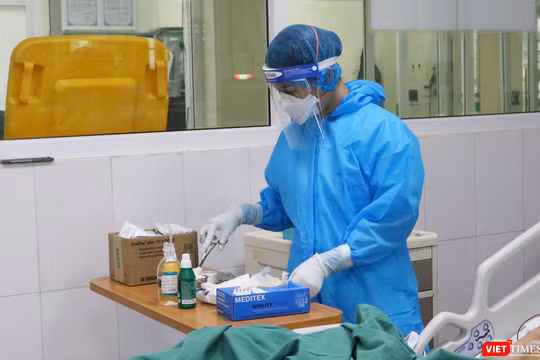 Nhân viên y tế kiểm tra thuốc cho bệnh nhân (Ảnh - Minh Thuý) 