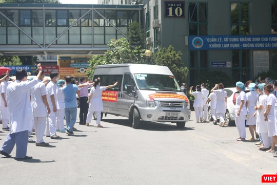 Đoàn 30 bác sĩ, điều dưỡng lên đường vào Tiền Giang (Ảnh - Minh Thuý) 