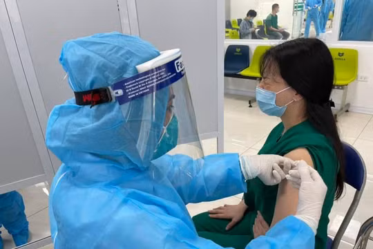 Tiêm vaccine phòng COVID-19 (Ảnh - BYT)