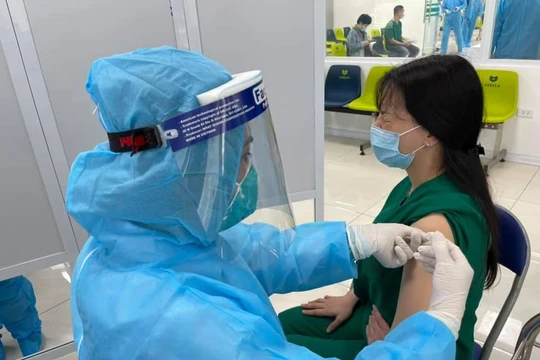 Tiêm vaccine phòng COVID-19 (Ảnh - BYT)