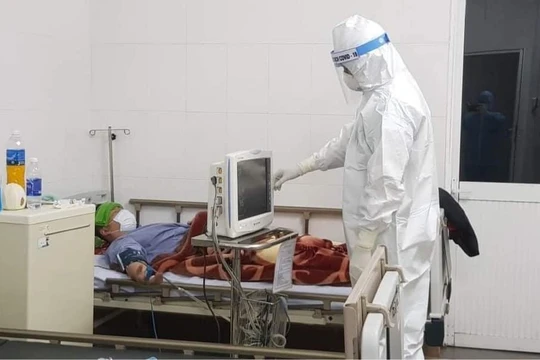 Bác sĩ chăm sóc cho bệnh nhân (Ảnh - BYT) 