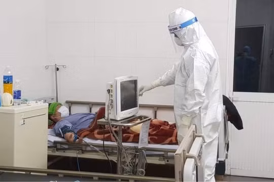 Bác sĩ chăm sóc cho bệnh nhân (Ảnh - BYT) 