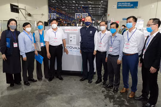 Thứ trưởng Bộ Y tế Đỗ Xuân Tuyên đã trực tiếp đến sân bay Nội Bài đón nhận lô vaccine phòng COVID-19 của AstraZeneca (Ảnh - Trần Minh) 