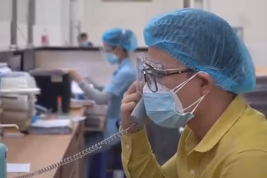 Bác sĩ trực tổng đài tư vấn cho người dân (Ảnh - Ngô Đồng) 