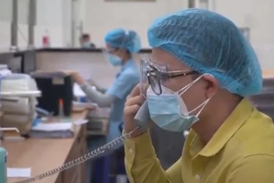 Bác sĩ trực tổng đài tư vấn cho người dân (Ảnh - Ngô Đồng) 