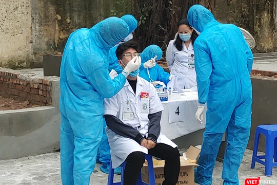 Nhân viên y tế lẫy mẫu xét nghiệm COVID-19 (Ảnh -SYTHN) 