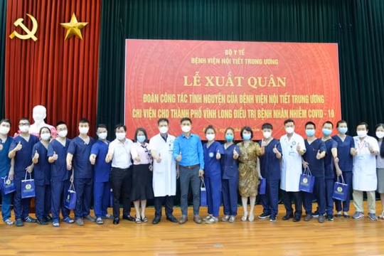 Lễ xuất quân đoàn công tác tình nguyện của Bệnh viện Nội tiết Trung ương chi viện cho Vĩnh Long chống dịch COVID-19 (Ảnh - BVCC)