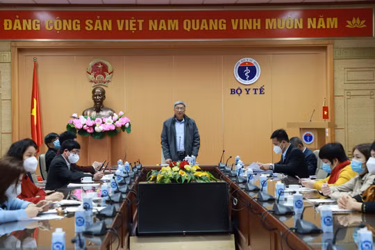 Thứ trưởng Bộ Y tế Nguyễn Trường Sơn phát biểu tại hội nghị tập huấn hướng dẫn xử trí, chăm sóc và điều trị cho trẻ em mắc COVID-19 (Ảnh - An Nhiên) 