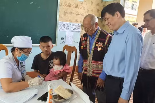 GS. TS. Nguyễn Thanh Long - Quyền Bộ trưởng Bộ Y tế kiểm tra công tác tiêm vaccine phòng, chống bệnh bạch hầu (Ảnh: Vũ Mạnh Cường) 