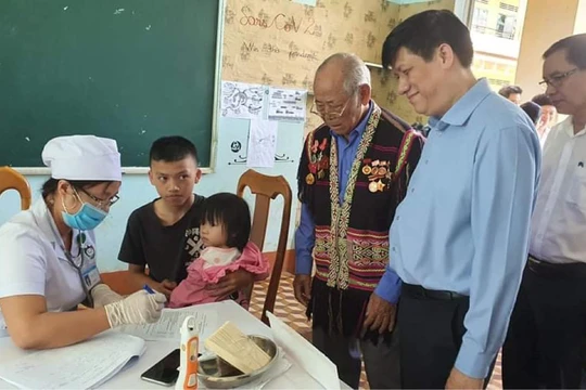 GS. TS. Nguyễn Thanh Long - Quyền Bộ trưởng Bộ Y tế kiểm tra công tác tiêm vaccine phòng, chống bệnh bạch hầu (Ảnh: Vũ Mạnh Cường) 