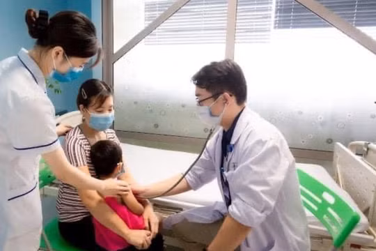 Bác sĩ khám cho bệnh nhi (Ảnh - BVCC) 