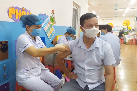 Nhân viên y tế tiêm vaccine phòng COVID-19 cho người dân (Ảnh - SYT HN) 