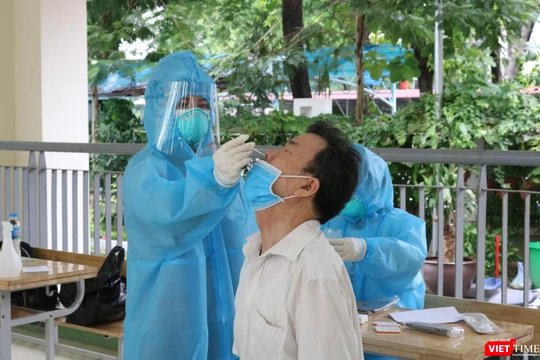 Nhân viên y tế lấy mẫu xét nghiệm cho người dân (Ảnh - Minh Thuý) 