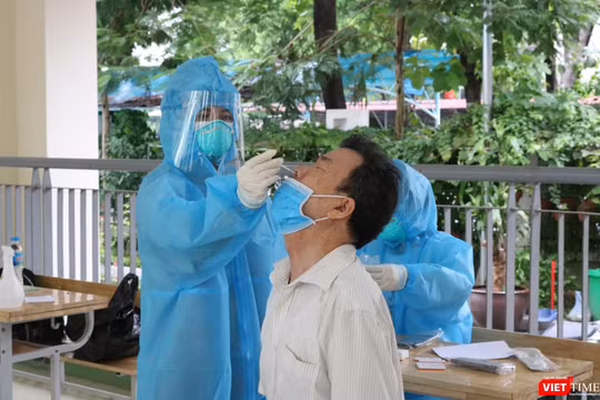 Nhân viên y tế lấy mẫu xét nghiệm cho người dân (Ảnh - Minh Thuý) 