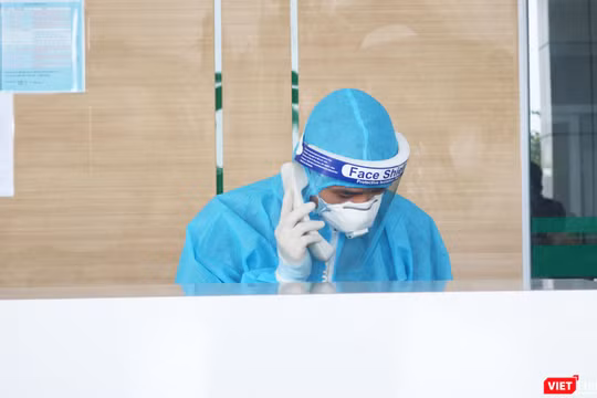 Bác sĩ trực cấp cứu ở bệnh viện (Ảnh - Minh Thuý) 