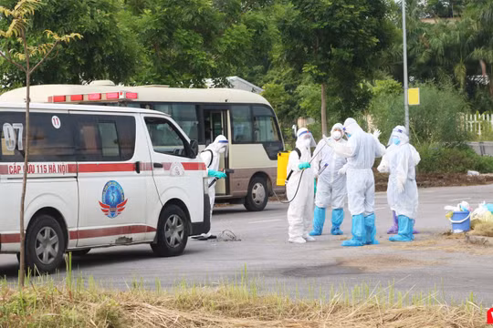 Nhân viên y tế phun khử khuẩn (Ảnh: Minh Thuý) 