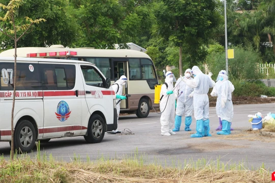 Nhân viên y tế phun khử khuẩn (Ảnh: Minh Thuý) 