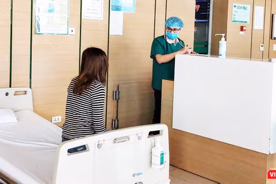 Bác sĩ thăm hỏi tình hình sức khoẻ người dân (Ảnh - Minh Thuý) 