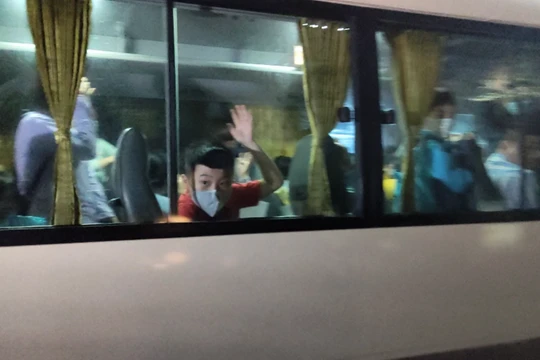 Một em học sinh vẫy tay vui mừng khi hết cách ly về nhà ăn Tết (Ảnh - Minh Thuý) 